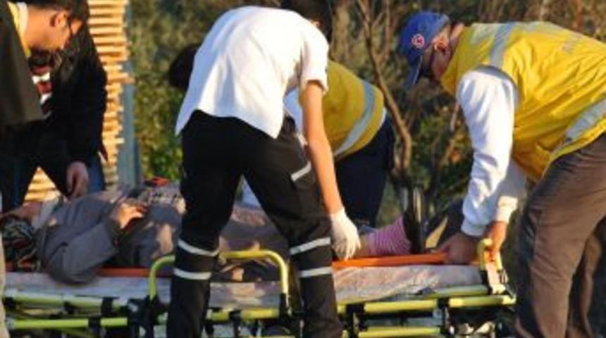 Otomobil Kamyonete Arkadan &Ccedil;arptı: 2 Yaralı