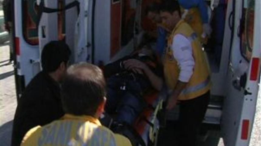 Polis &Ccedil;arparak Durdurdu:2 Yaralı