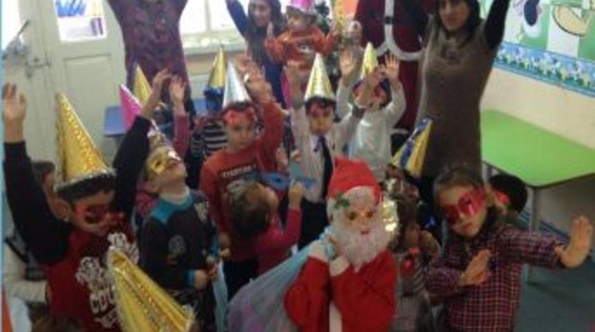 &Ouml;zel Ceren Abla Kreş Ve G&uuml;nd&uuml;z Bakım Evi Miniklerin Yılbaşı Heyecanı