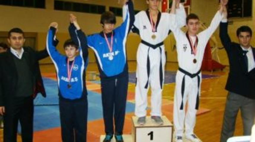 Ayvalık&rsquo;ta Tekvandocular 11 Madalya Getirdi