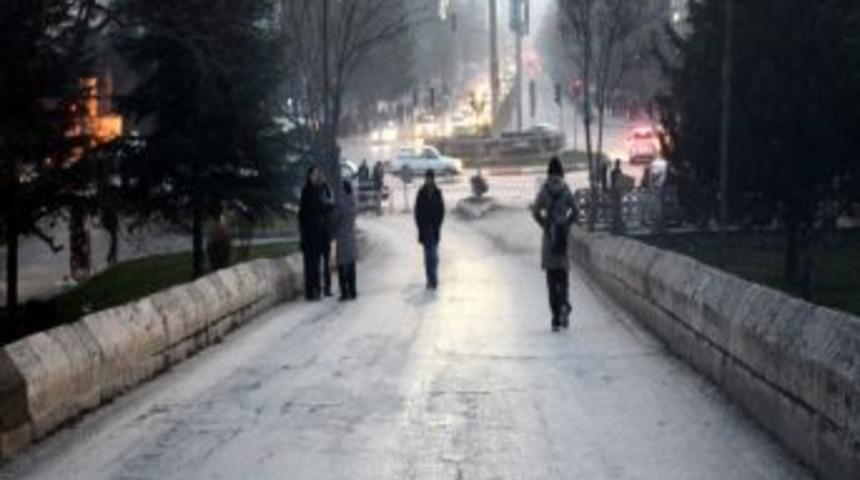 760 Yıllık K&ouml;pr&uuml; Ara&ccedil; Trafiğine Kapatıldı