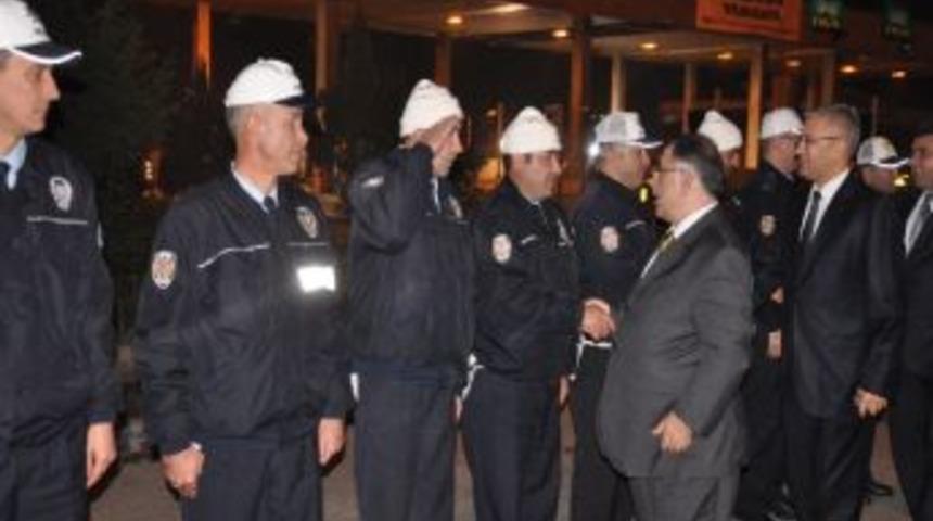 Vali Adnan Yılmaz Yeni Yılda G&ouml;revi Başındakileri Unutmadı