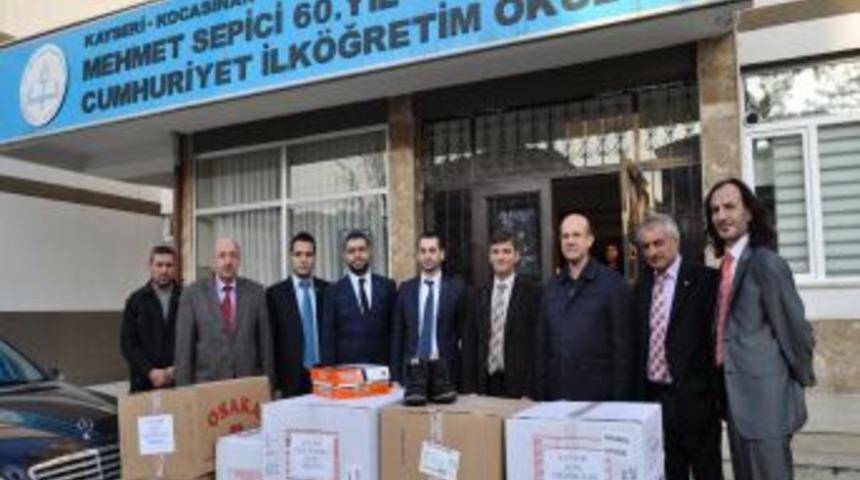 İhtiya&ccedil; Sahibi &Ouml;ğrencilere Ayakkabı Dağıtıldı