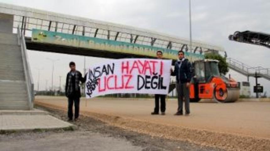 Seslerini Duyurmak İ&ccedil;in Pankart A&ccedil;tılar