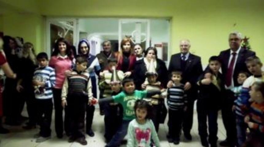 Ayvalık Ak Parti 2013&rsquo;e Kimsesiz &Ccedil;ocuklarla Girdi