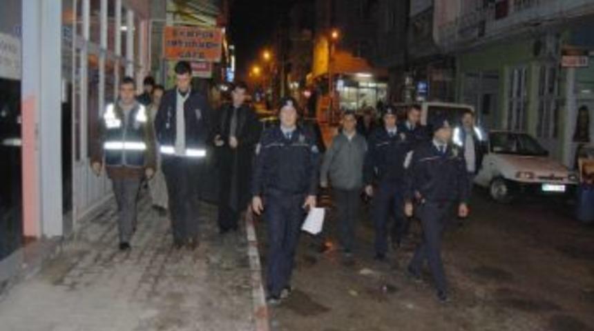 Eşme&rsquo;de Polis Ekipleri Yeni Yılı &Ccedil;alışarak Karşıladı