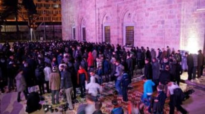 Yeni Yılın İlk G&uuml;n&uuml; Ulucami Doldu Taştı