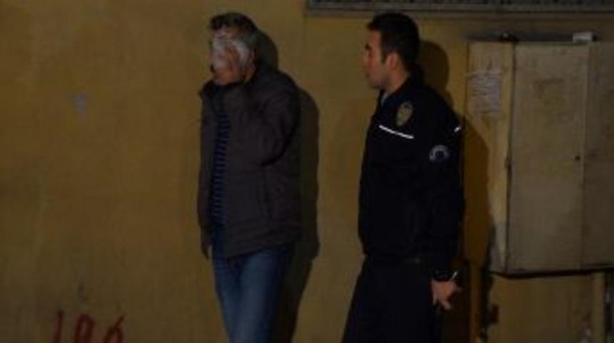 Hırsız Zannettikleri Polis Memuruna Tekme Tokat Girdiler