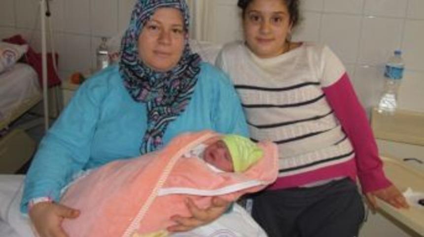 &Ouml;demiş&rsquo;te 2013&rsquo;&uuml;n İlk Bebekleri G&uuml;nd&uuml;z Doğdu