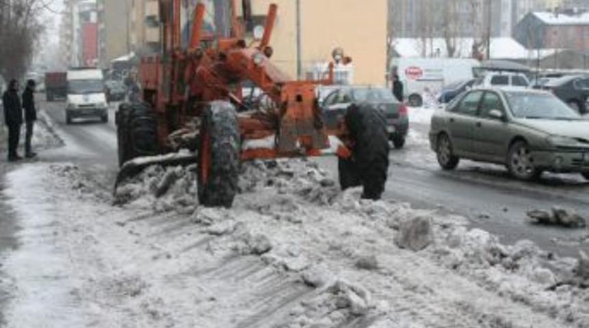 Kars Belediyesi Caddelerin Kar Ve Buzunu Temizliyor