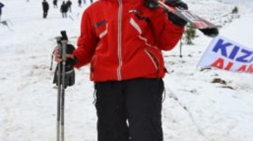 Belediye Başkanı G&uuml;n&uuml;n Stresini Kayak Yaparak Atıyor