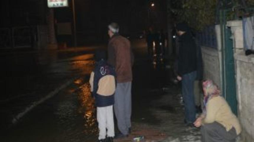 Su Borusu Patladı Evleri Su Bastı