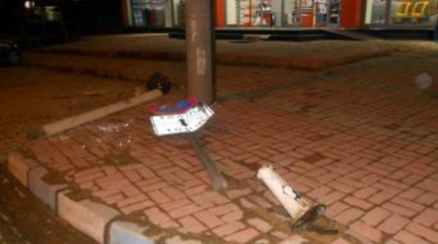 El Freni Boşalan Tır, Elektrik Direğine &Ccedil;arptı