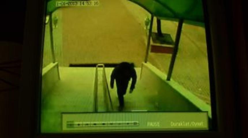 Yardım Kutusunu Kırarak İ&ccedil;indeki Paraları &Ccedil;aldı