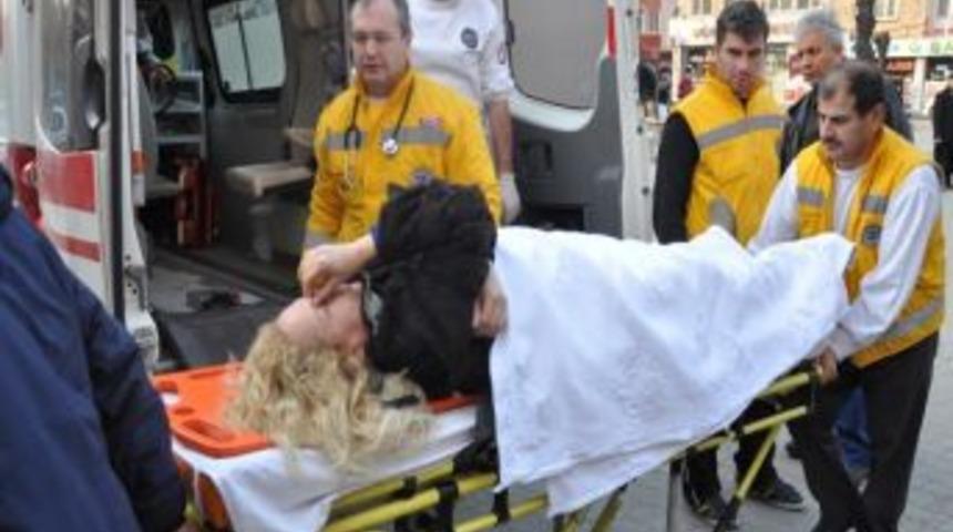 Otomobilin &Ccedil;arptığı Nine İle Torunu Yaralandı