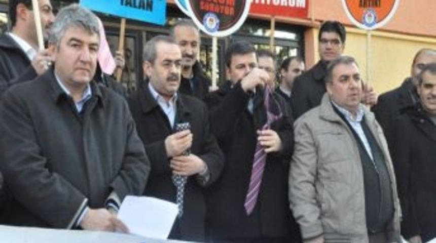 Eğitim-bir-sen "kılık Kıyafet Y&ouml;netmeliği"ni Protesto Etti