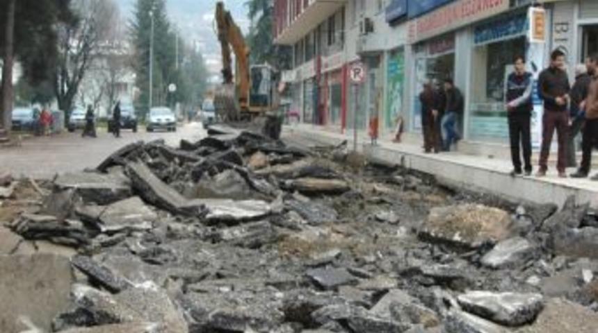 Bucak'ta Yollarda Kilit Parke Taşı &Ccedil;alışmaları Devam Ediyor