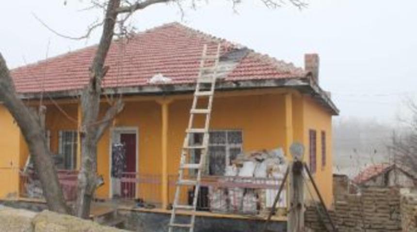 Kiremitleri Onarmak İsterken &Ccedil;atıdan D&uuml;şt&uuml;