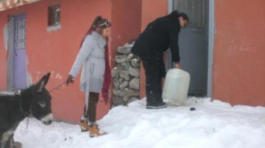 Fedakar &Ouml;ğretmenler &Ouml;ğrencileri I&ccedil;in Eşekle Su Taşıyor