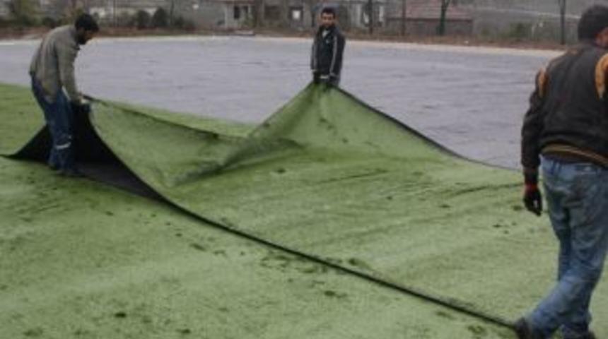 Ak&ccedil;akoca Şehir Stadı'nda Sentetik &Ccedil;im Yapımı S&uuml;r&uuml;yor