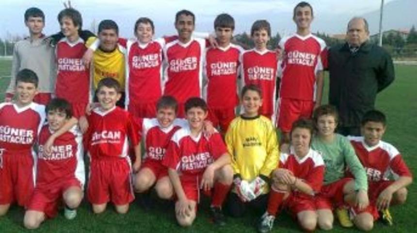 Saruhanlı Cumhuriyet Ortaokulu &Ccedil;eyrek Finale Y&uuml;kseldi