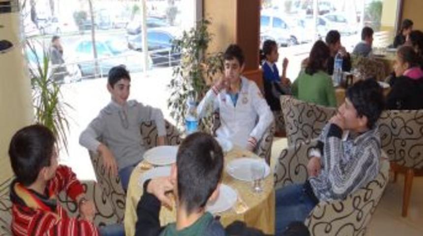 Edebiyatsever &Ouml;ğrenciler Tatlı Yedi Tatlı Konuştu