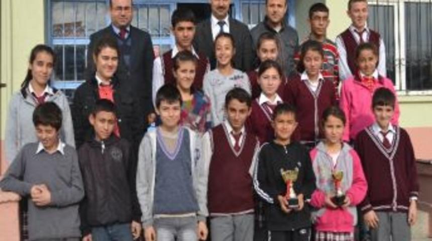 Rafet &Uuml;&ccedil;elli İlk&ouml;ğretim Okulu &Ouml;ğrencileri, Atat&uuml;rk Koşusu'nda Rakip Tanımadı