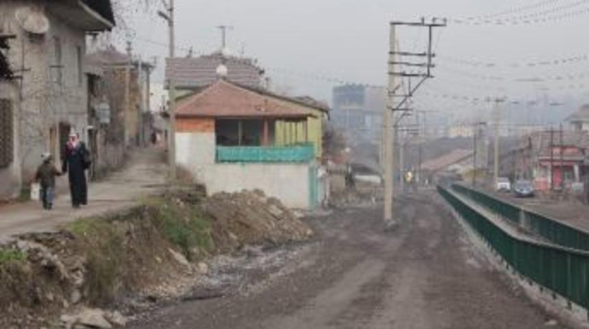 Elektrik Direkleri Yolun Ortasında Kaldı