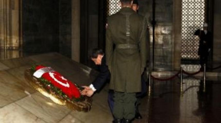 Dışişleri Bakanı Davutoğlu Ve B&uuml;y&uuml;kel&ccedil;iler'den Anıtkabir'e Ziyaret