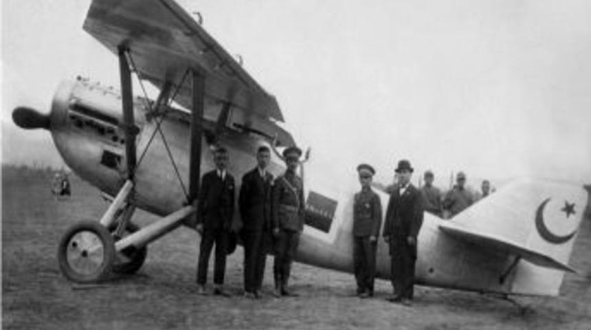 'T&uuml;rk Halkı, Cumhuriyet'in Ilk Yıllarında Orduya 300 U&ccedil;ak Bağışladı'