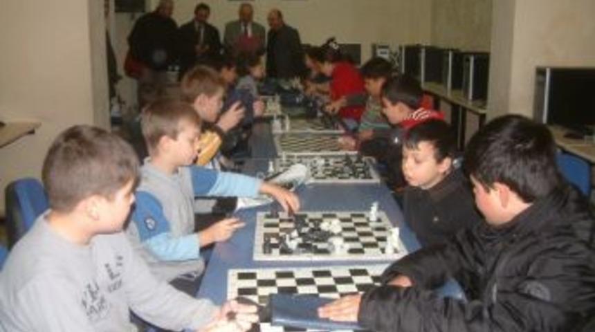 Burhaniye Gen&ccedil;lik Merkezi&rsquo;nde Satran&ccedil; Kursu