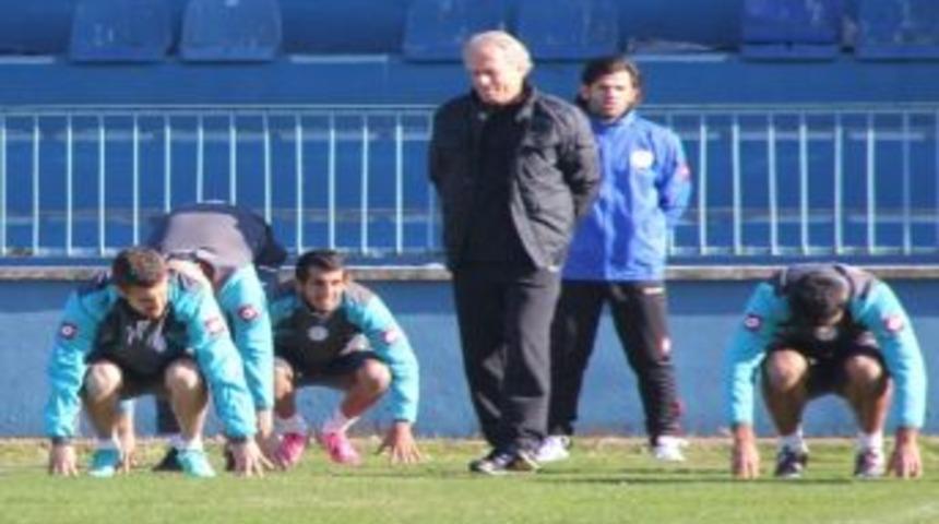 Mustafa Denizli İlk İdmanına &Ccedil;ıktı