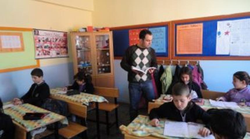 Eğitim-Bir-Sen &Uuml;yeleri Derslere Kravatsız, Kot Pantolon Ve Baş&ouml;rt&uuml;s&uuml;yle Girdi