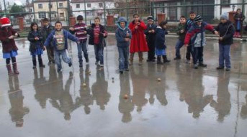 Bilgisayarın Olumsuz Etkisinden Eski Oyunları Oynayarak Kurtuldular