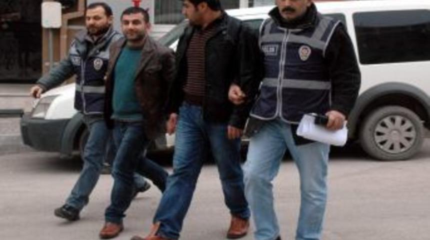 Polis Uyuşturucu Ararken Silah Buldu
