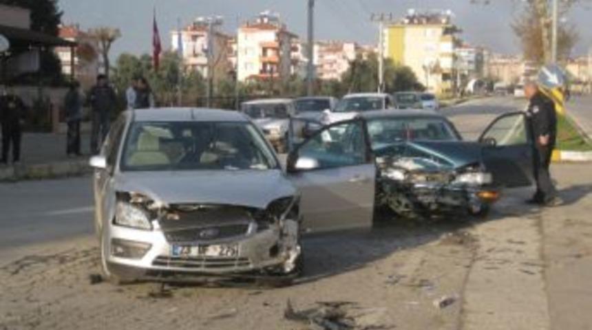&Ouml;demiş&rsquo;te Kaza: 3 Yaralı