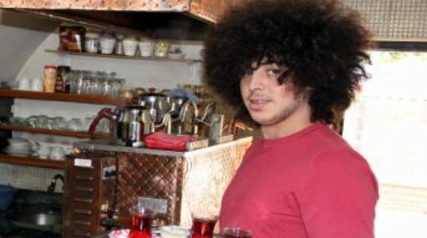 Sa&ccedil; Tipi İle Dikkat &Ccedil;eken Garson