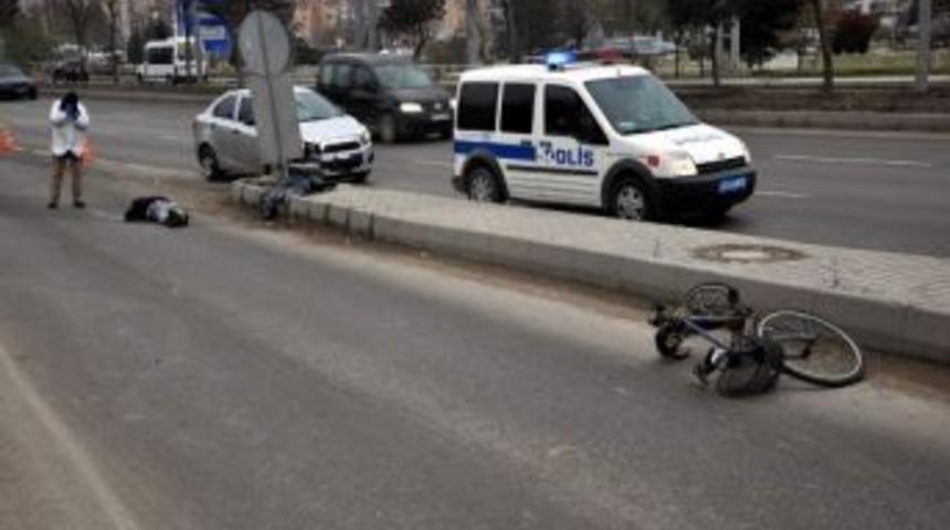 &Ccedil;evre Yolunda Otomobilin &Ccedil;arptığı Bisiklet S&uuml;r&uuml;c&uuml;s&uuml; &Ouml;ld&uuml;