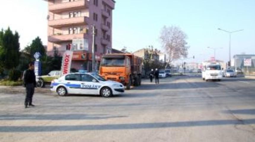 Kamyon Kırmızıda Duran Otomobile &Ccedil;arptı: 1 Yaralı