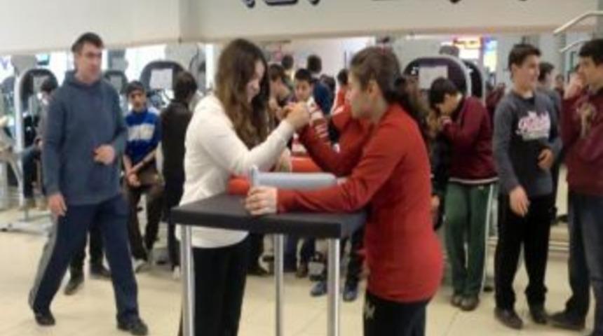 Yalova'da Bilekler Yarıştı