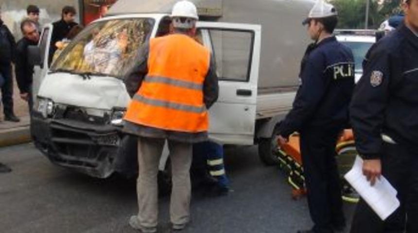 Virajı Alamayan Kamyonet Park Halindeki Araca &Ccedil;arptı: 1 Yaralı