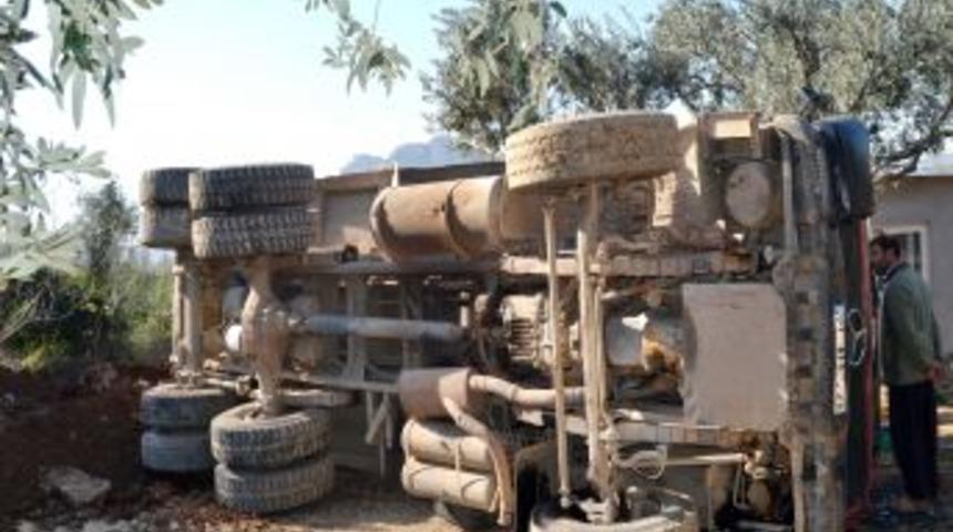 Kozan'da Hafriyat Y&uuml;kl&uuml; Kamyon Devrildi: 1 Yaralı