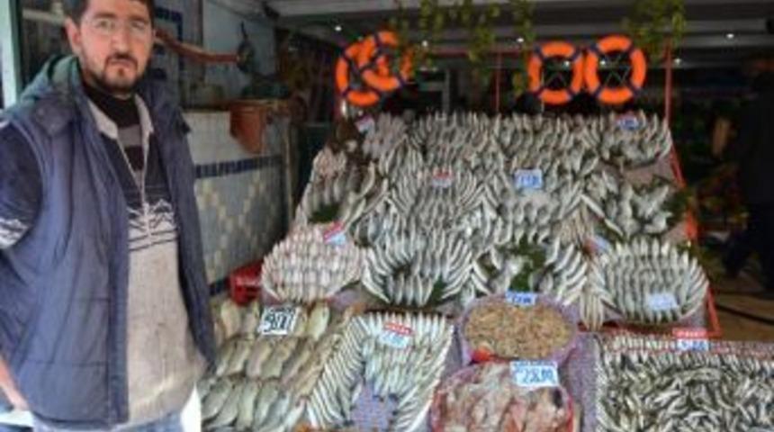 Balık Satışları Esnafın Y&uuml;z&uuml;n&uuml; G&uuml;ld&uuml;rd&uuml;