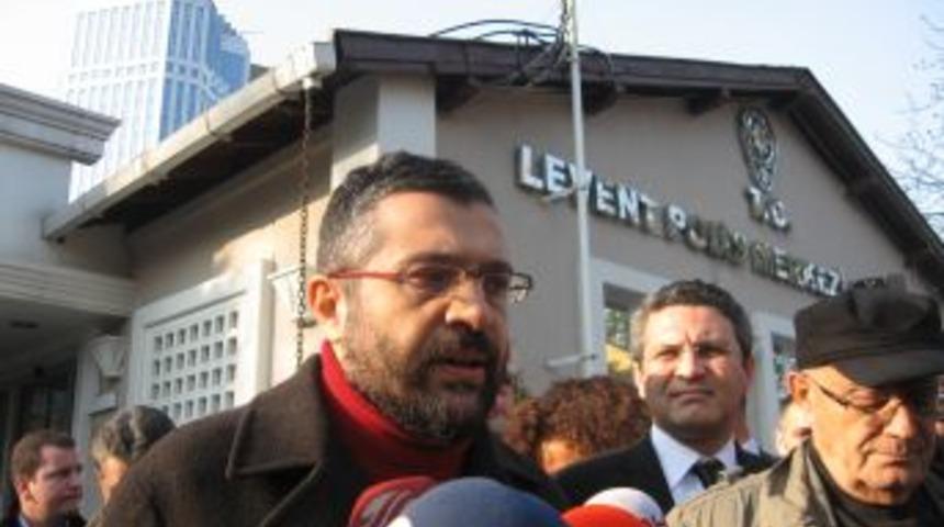 Soner Yalçın, Karakoldan Çıkıp Kitaplarını Imzaladı