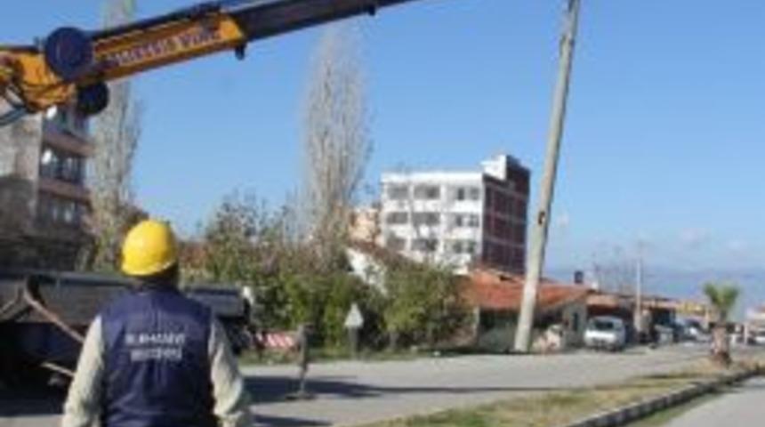 Burhaniye'de Kuvayi Milliye Bulvarı Aydınlatıldı