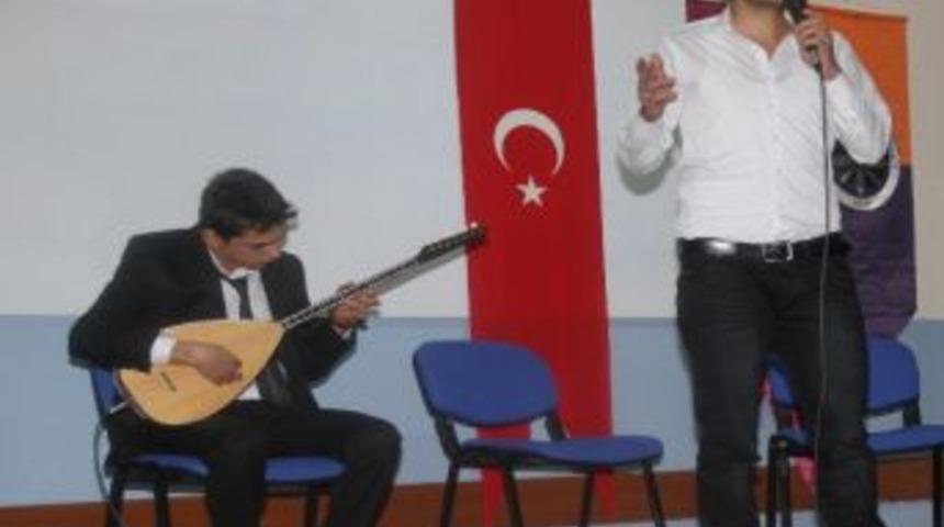 Tarih B&ouml;l&uuml;m&uuml; &Ouml;ğrencileri&rsquo;nden Unutulmaz Şiir Dinletisi