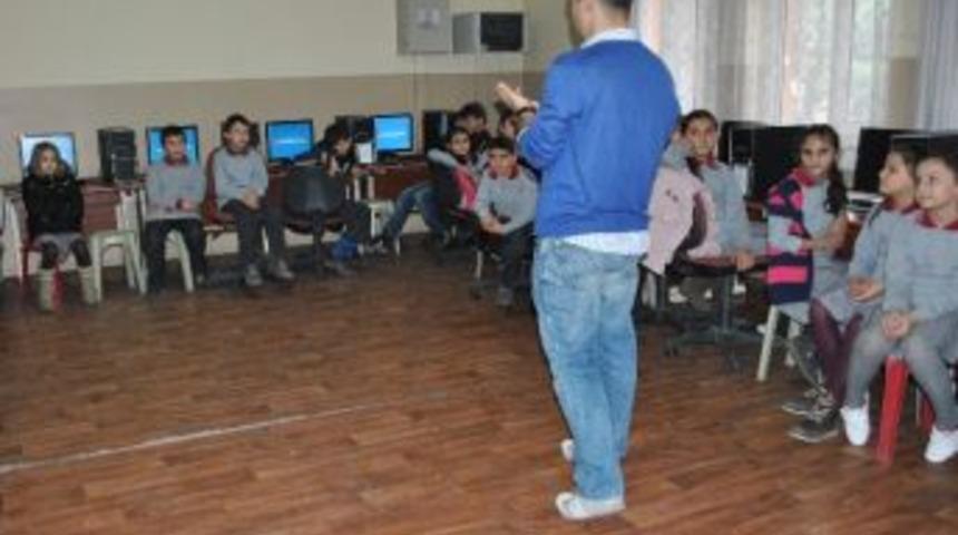 İlk&ouml;ğretim Okulunda Serbest Kıyafet Eylemi