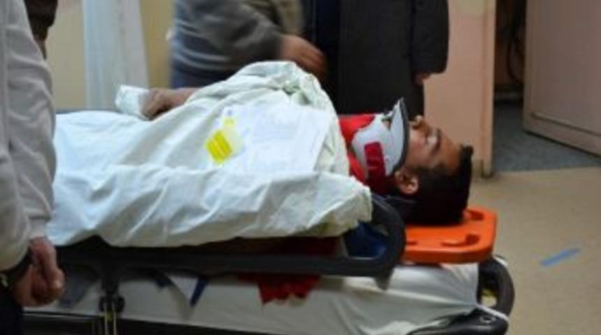 Y&uuml;k Asans&ouml;r&uuml; Yere &Ccedil;akıldı 2 Kişi Yaralandı