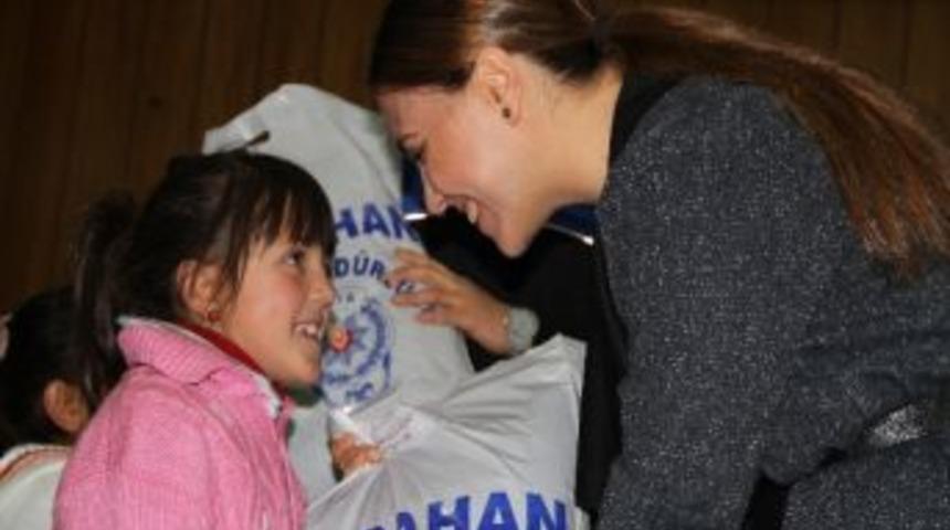 Ardahan Emniyet M&uuml;d&uuml;r&uuml; Eşi Bulduk&rsquo;tan Muhta&ccedil; &Ouml;ğrencilere Kıyafet Yardımı