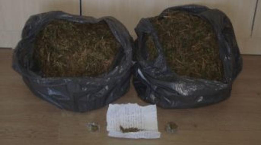 Spor &Ccedil;antasında 3 Kilo 731 Gram Esrar Ele Ge&ccedil;ti